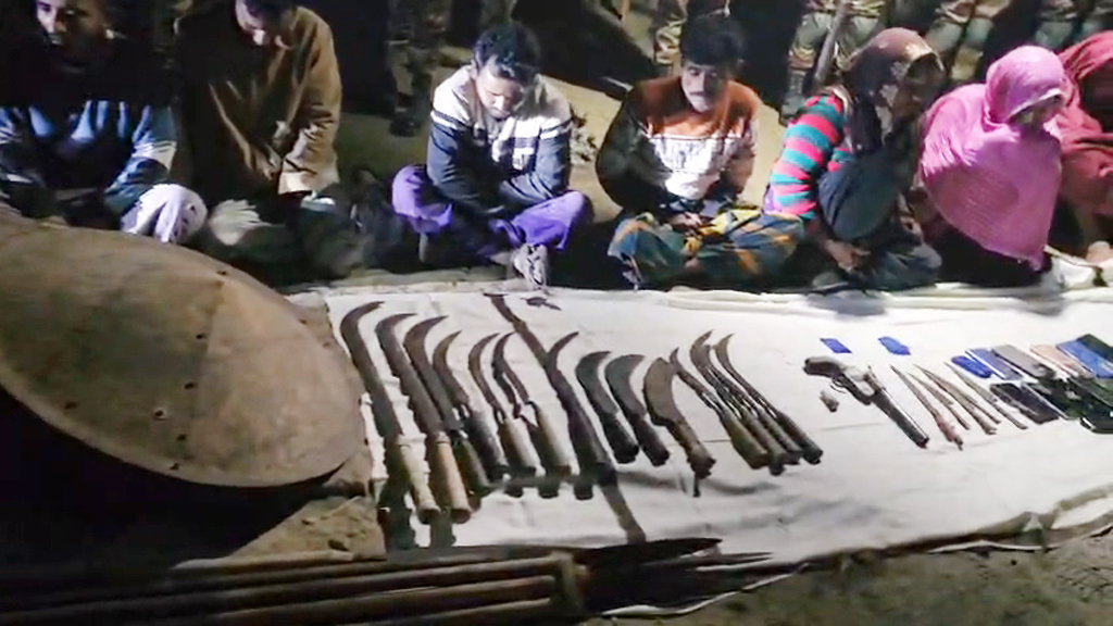 ফরিদপুরে আগ্নেয়াস্ত্রসহ বিপুল দেশীয় অস্ত্র উদ্ধার, নারী-পুরুষসহ আটক ১৮