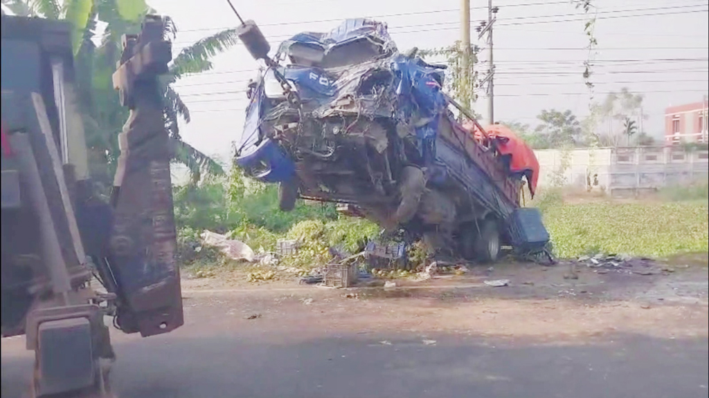 ভাঙ্গায় পিকআপ ও কাভার্ড ভ্যানের মুখোমুখি সংঘর্ষে ব্যবসায়ী নিহত