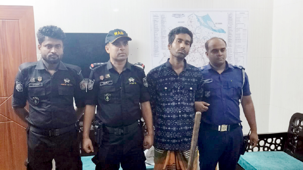 ফরিদপুরে তিনজনকে কুপিয়ে হত্যা, কোদালসহ অভিযুক্ত ব্যক্তি আটক