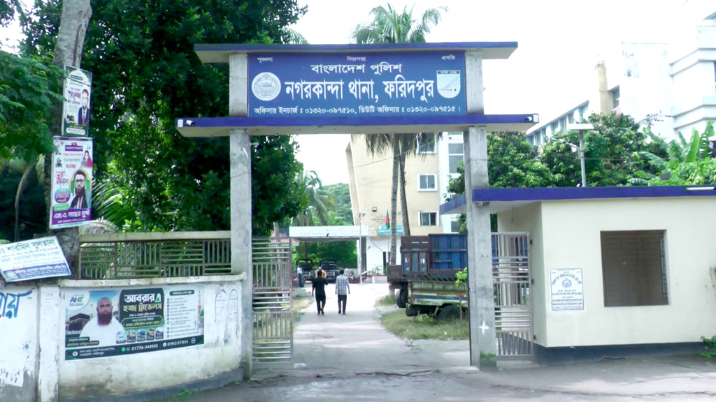 আড়ায় ওড়না ঝুলিয়ে শিশু সন্তানকে ফাঁস দেওয়ার চেষ্টা, ভিডিও ভাইরালের পর মা আটক
