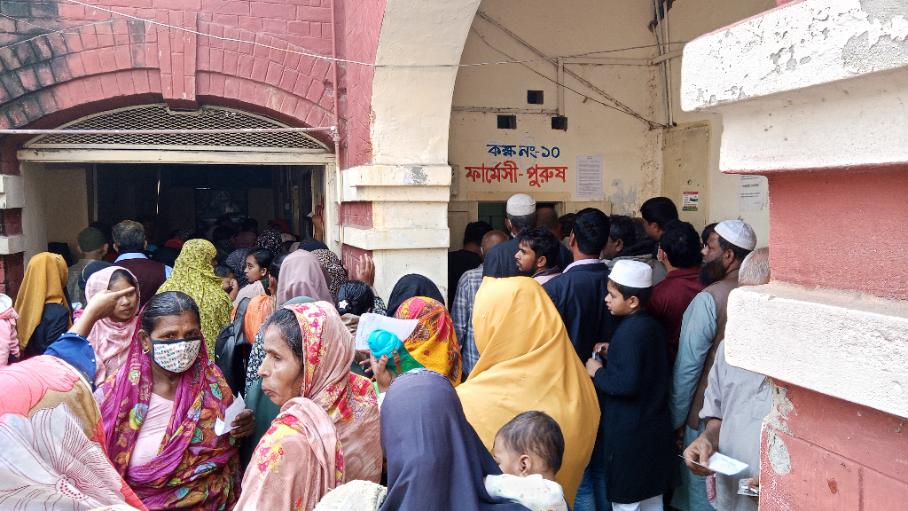 ফার্মাসিস্ট ও টেকনোলজিস্টদের কর্মবিরতিতে সেবাগ্রহীতাদের ক্ষোভ