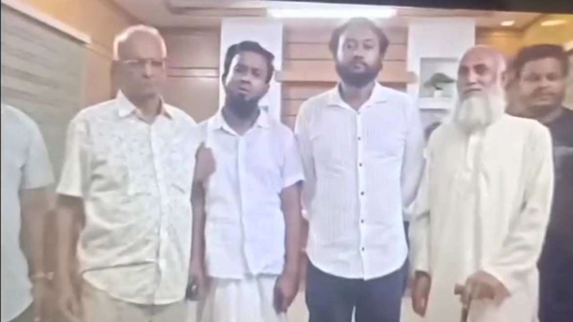 ফরিদপুরে বাসে চাঁদাবাজি, অভিযুক্তদের থানা থেকে ছাড়িয়ে নিলেন বিএনপি নেতা