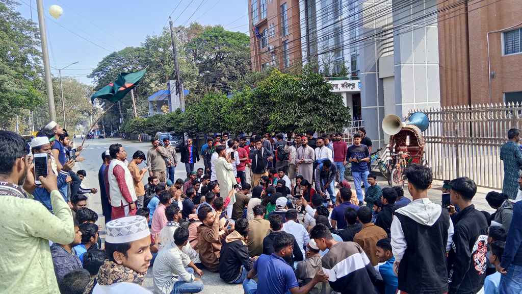 ওসমান হাদি হত্যার প্রতিবাদে ফরিদপুরে পুলিশ সুপারের কার্যালয়ের সামনে অবস্থান