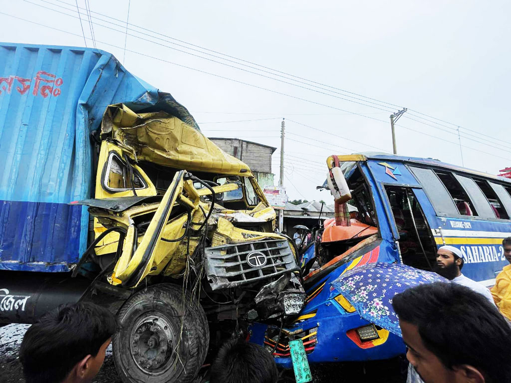 ফরিদপুরে বাস-কুরিয়ার কার্গোর মুখোমুখি সংঘর্ষ: কার্গোচালক আশঙ্কাজনক, আহত বেশ কয়েকজন