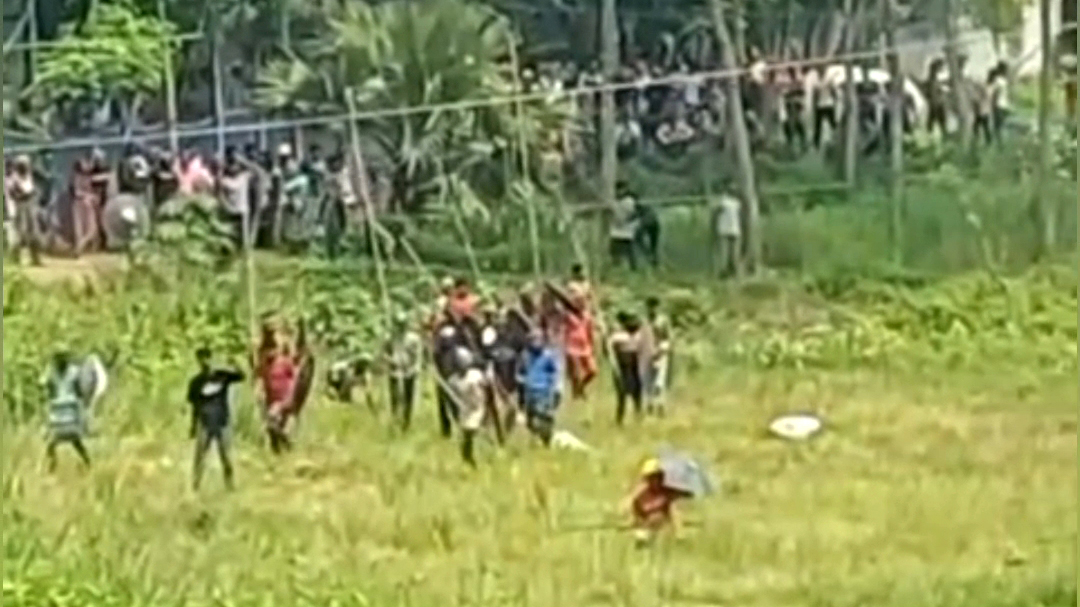 ফরিদপুরের ভাঙ্গায় ৫ ঘণ্টা ধরে চলছে ১৬ গ্রামের সংঘর্ষ, মহাসড়কে যান চলাচল বন্ধ
