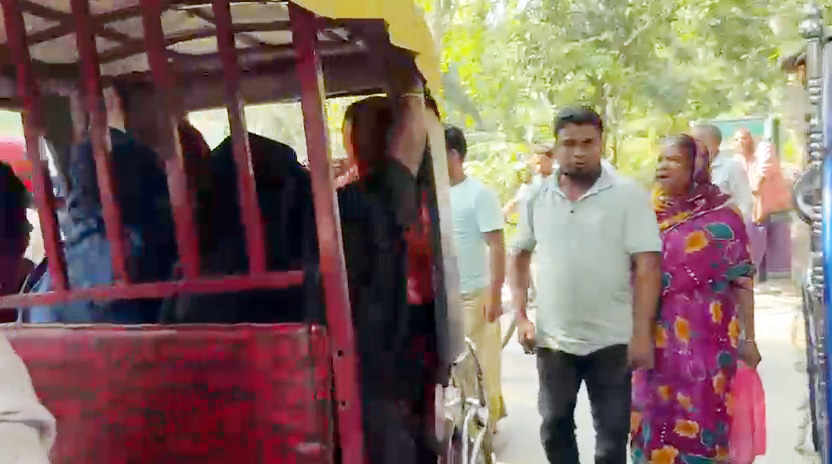 ফরিদপুরে ছিনতাইচেষ্টাকালে ৫ নারীকে পুলিশে দিল জনতা