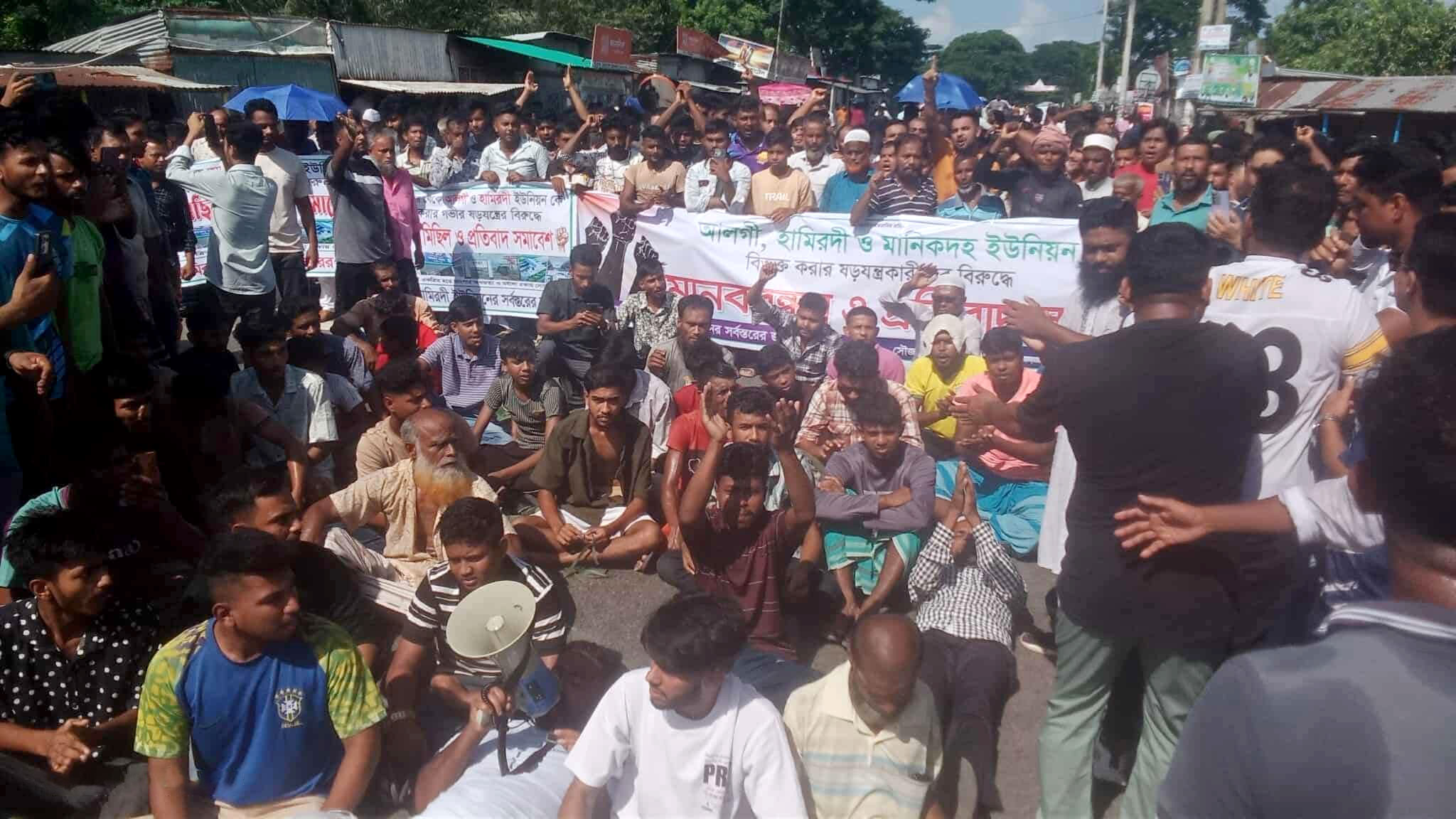 সংসদীয় আসন বিন্যাসের প্রতিবাদে ভাঙ্গায় দুই মহাসড়ক অবরোধ, দক্ষিণবঙ্গে যান চলাচল বন্ধ
