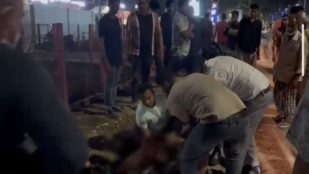 জামিনে বের হয়ে বাড়ি ফেরার পথে যুবককে কুপিয়ে জখম, গ্রামে প্রতিপক্ষের বাড়িতে ভাঙচুর