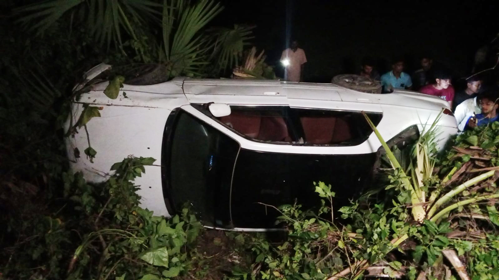 ফরিদপুরে উল্টে যাওয়া প্রাইভেট কারের পাশে মিলল মরদেহ, পুলিশ হেফাজতে দুই আরোহী