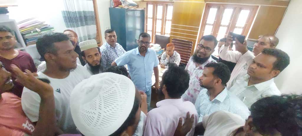 ফরিদপুরে উপজেলা শিক্ষা কর্মকর্তাকে অবরুদ্ধ করলেন শিক্ষক-কর্মচারীরা, অর্থ আত্মসাতের অভিযোগ