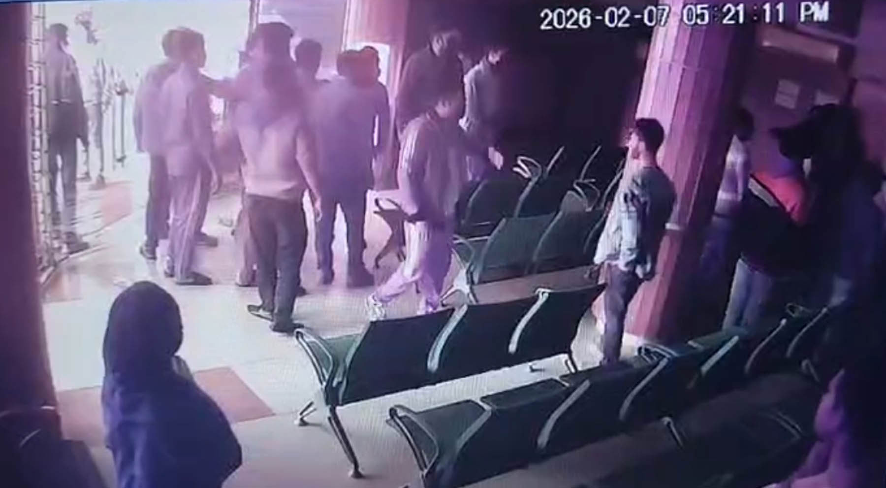 ফরিদপুরে স্বতন্ত্র প্রার্থী মুজাহিদের ভাইয়ের হাসপাতালে গিয়ে নির্বাচন থেকে সরে দাঁড়াতে হুমকি