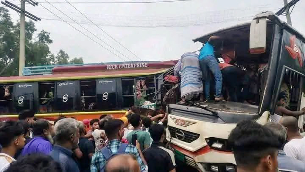 ফরিদপুরে দুই বাসের মুখোমুখি সংঘর্ষে নিহত ৩