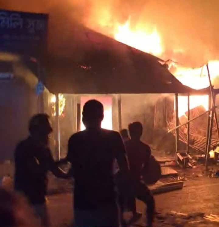 ফরিদপুরের কাদিরদি বাজারে ভয়াবহ আগুন, পুড়ে ছাই ২০ দোকান