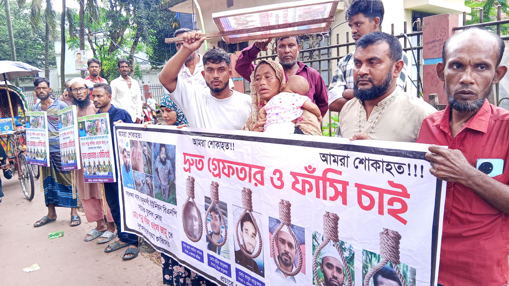 জামিনে এসে হুমকি, স্বামী হত্যার বিচারের দাবিতে তিন মাসের সন্তান কোলে আদালত চত্বরে স্ত্রী