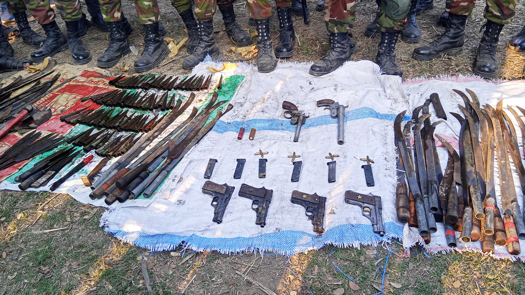 পুকুরে লুকিয়ে রাখা ছিল বিপুল অস্ত্র-গুলি, পানি সেচে জাল ফেলে উদ্ধার