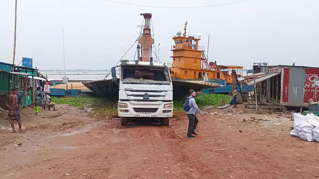 পদ্মায় পানি বাড়ায় দৌলতদিয়ায় ৭ নম্বর ফেরিঘাট সাময়িক বন্ধ