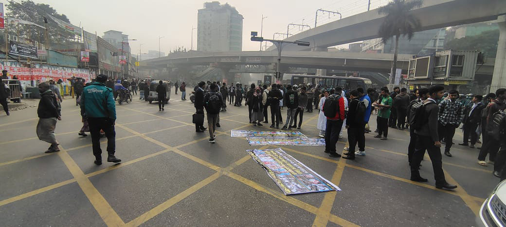 সাকিবুল হত্যার বিচার দাবিতে ফার্মগেট অবরোধ, যান চলাচল বন্ধ‎