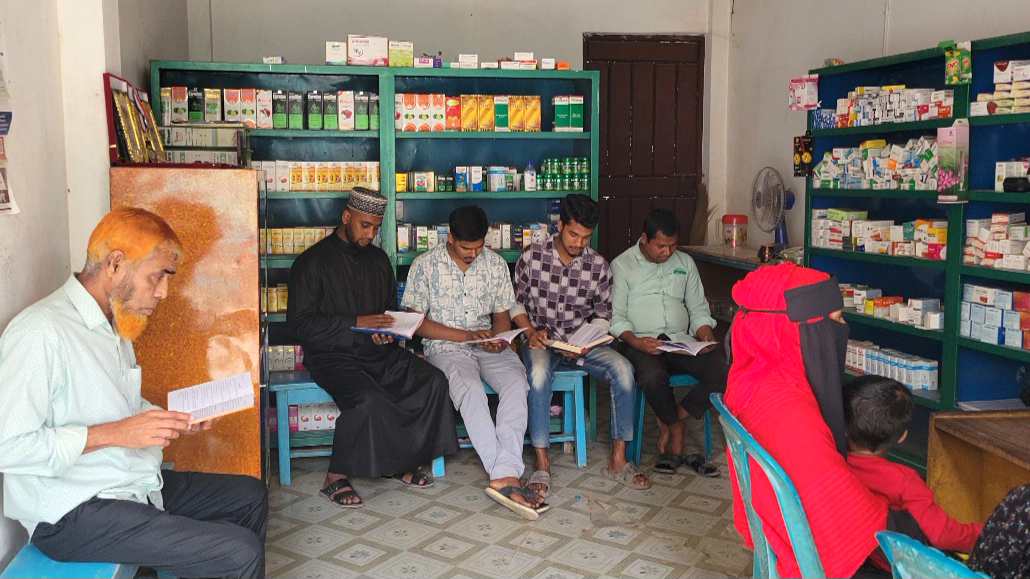 পল্লীচিকিৎসক ফরহাদের ব্যতিক্রমী `ফার্মেসি পাঠাগার’, স্বাস্থ্যসেবা-জ্ঞানচর্চা একই ছাদের নিচে