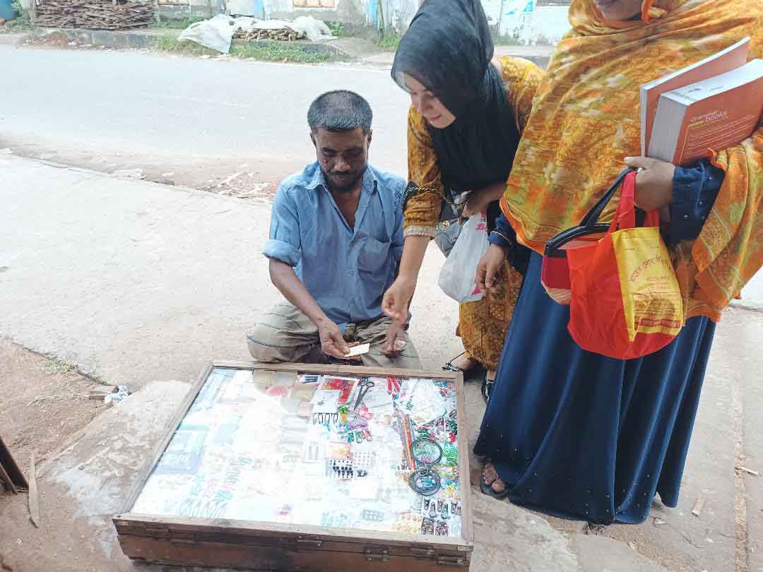 হারিয়ে যেতে বসেছে ‘লেইস ফিতা’র ফেরিওয়ালা
