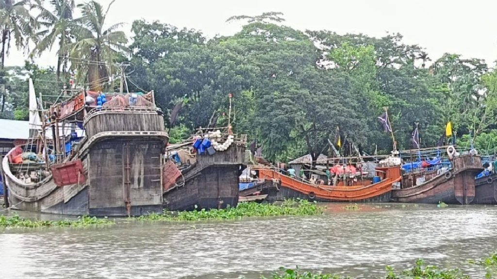 ঝোড়ো বাতাস আর উত্তাল সাগর, সুন্দরবনসহ উপকূলে ভিড়েছে শত শত ফিশিং বোট