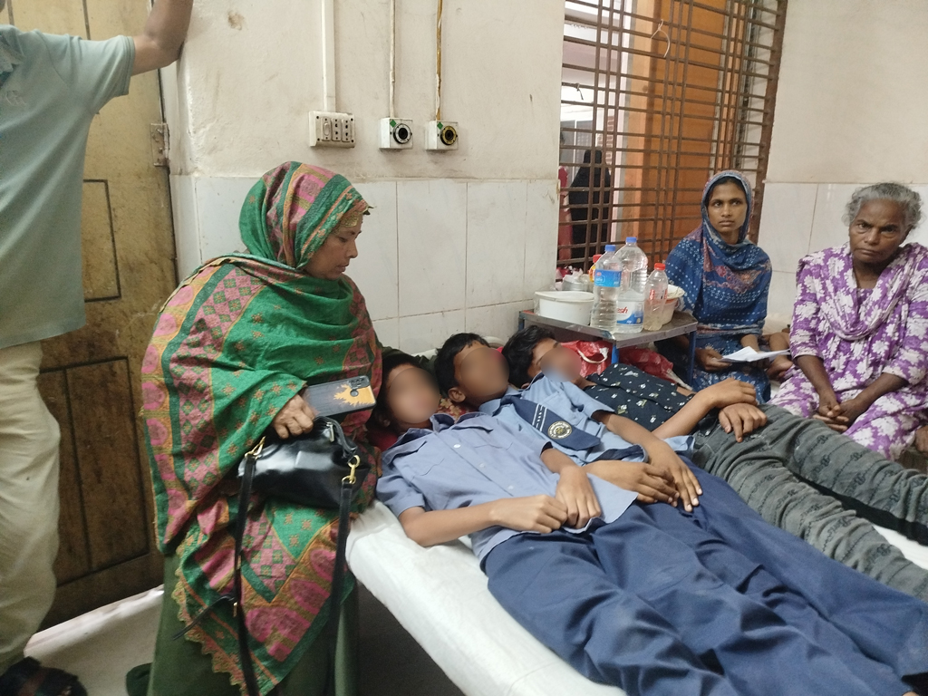 খেলতে গিয়ে বল বাড়িতে পড়ায় ৩ শিশুকে পিটিয়ে আহত