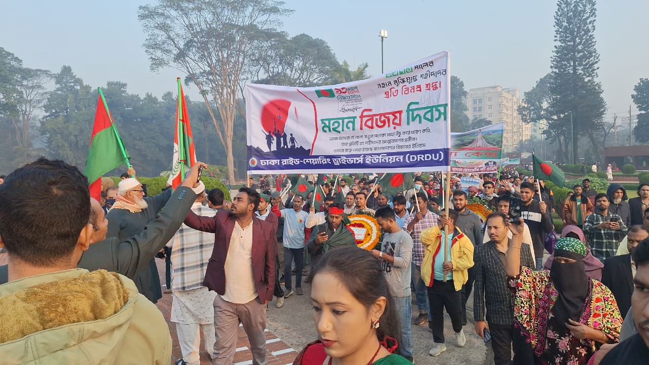 সর্বসাধারণের শ্রদ্ধার জন্য উন্মুক্ত স্মৃতিসৌধের ফটক, আশপাশের সড়কে যান চলাচল শুরু