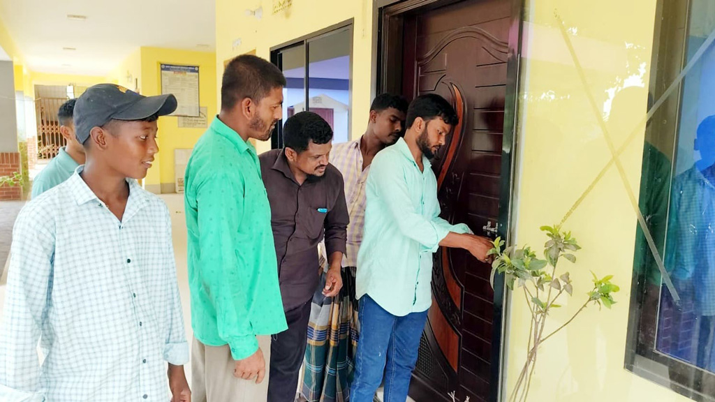 ইউপি চেয়ারম্যানের স্বপদে ফেরার খবরে কার্যালয়ে তালা