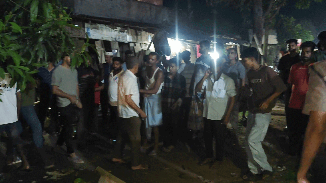 নিয়ন্ত্রণ হারিয়ে গ্যারেজে ঢুকল মুরগিবাহী পিকআপ, অল্পের জন্য প্রাণে বাঁচলেন মালিক