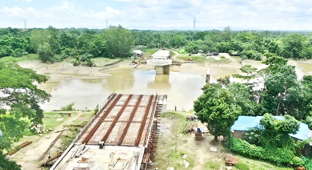 সেতুর অর্ধেক কাজেই মেয়াদ শেষ, দুর্ভোগ