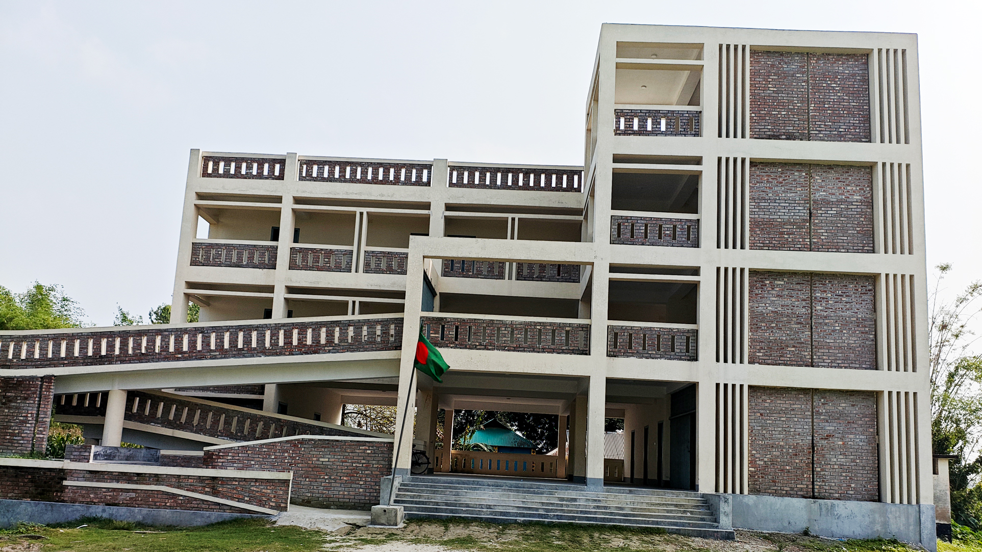 হস্তান্তরের আগেই ফাটল সোয়া দুই কোটি টাকা ব্যয়ে নির্মিত ভবনে