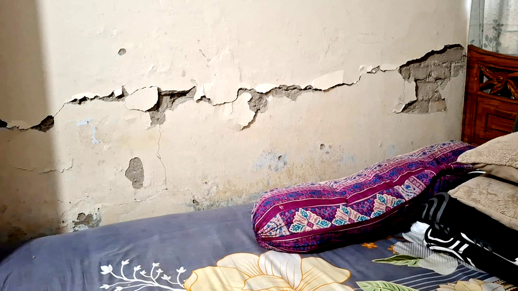 নরসিংদীতে ভূমিকম্পে ক্ষয়ক্ষতি নিরূপণে কাজ করছে প্রশাসন