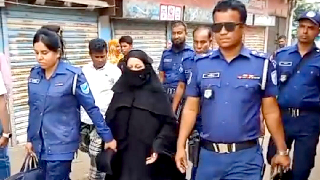 ফতুল্লায় স্বামীকে গলা কেটে হত্যার অভিযোগে স্ত্রী গ্রেপ্তার, চাপাতি-ছুরি উদ্ধার