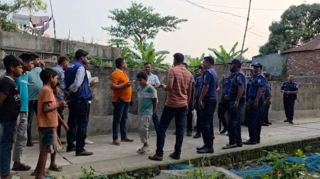 এবার পুলিশের কাছ থেকে হ্যান্ডকাফসহ ৫ আসামি ছিনতাই