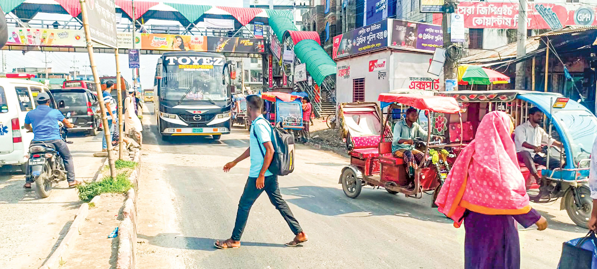 পাশেই ফুটওভার ব্রিজ, তবু ঝুঁকি নিয়ে রাস্তা পারাপার