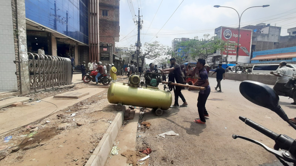 ধোলাইখালে সড়ক ও ফুটপাত দখলমুক্তের অভিযান শুরু
