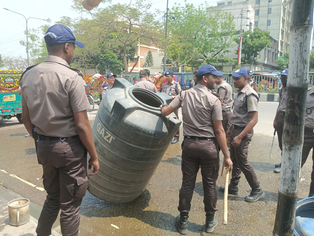 রাজধানীর ভাসানটেকে ফুটপাত দখল করায় ব্যবসায়ীদের জরিমানা, মালামাল জব্দ