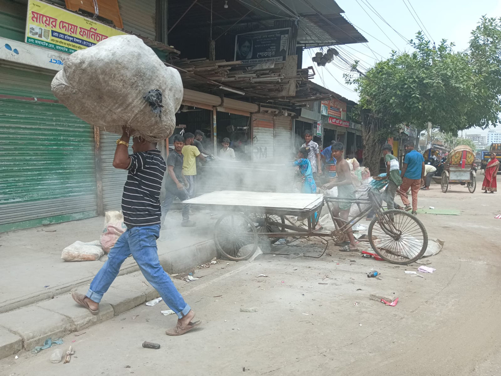 রাজধানীর মিরপুরের ভাসানটেক এলাকায় আজ দুপুরে ফুটপাত দখলমুক্ত করার অভিযান চালায় পুলিশ। ছবি: আজকের পত্রিকা