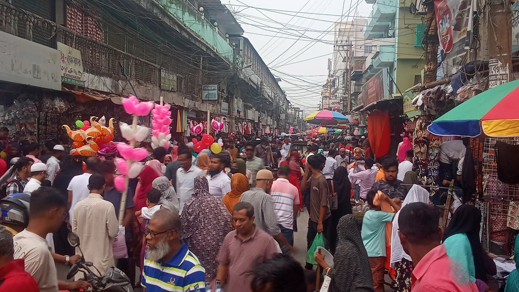 খুলনায় জমে উঠেছে কেনাকাটা, ফুটপাতের দোকানগুলোতে ভিড় বেশি