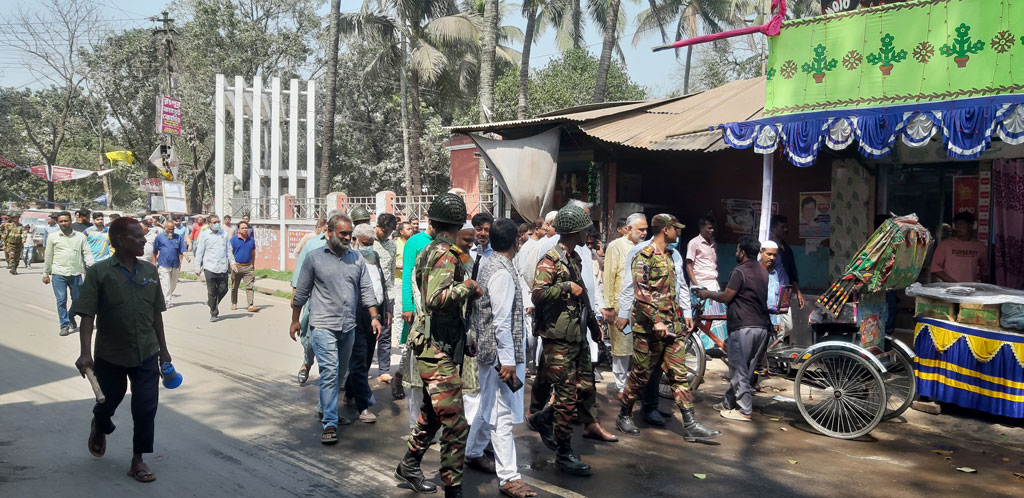 সৈয়দপুরে সেনাবাহিনীর সহায়তায় ফুটপাত দখলমুক্ত