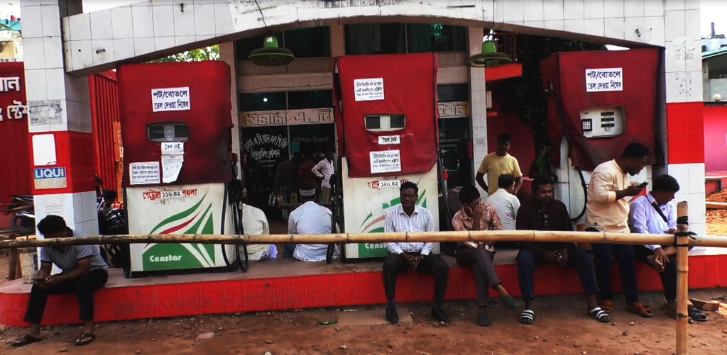 সাতক্ষীরায় তেল নিতে লাগবে ডিসির ‘ফুয়েল কার্ড’, ২ ঘণ্টার মাথায় সাময়িক শিথিলতা