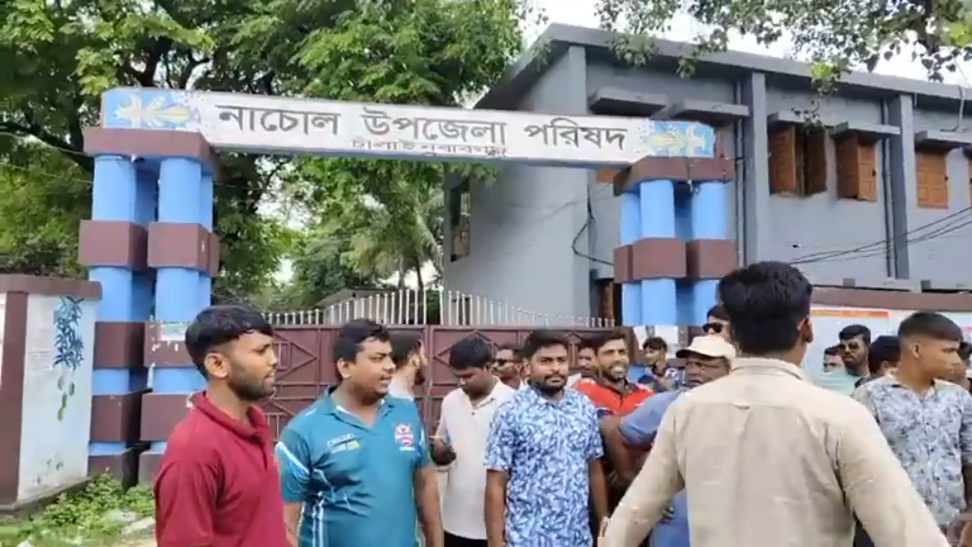 ফ্যামিলি কার্ডের কর্মী নিয়োগে অনিয়মের অভিযোগে আন্দোলন, কর্মকর্তাদের বের করে দিলেন বিএনপি নেতাকর্মীরা