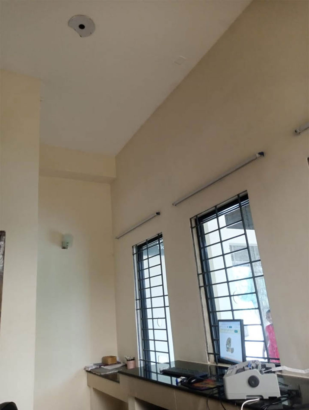 সিঙ্গিয়া রেলস্টেশন টিকিট কাউন্টারের ফ্যান খুলে নেওয়া হয়েছে। ছবি: আজকের পত্রিকা