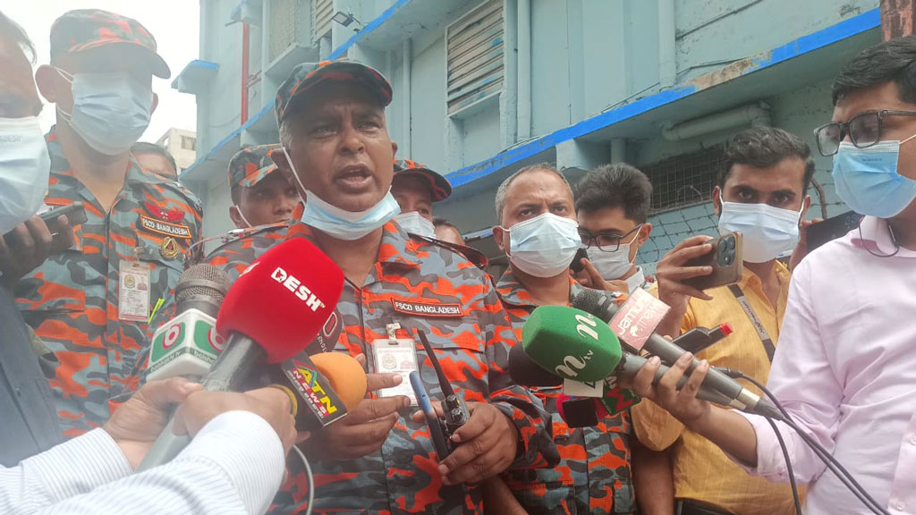 মিরপুরের আগুন নেভাতে আরও সময় লাগবে, বের হচ্ছে বিষাক্ত পানি ও গ্যাস: ফায়ার সার্ভিস