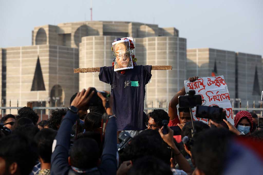 স্বরাষ্ট্র উপদেষ্টা কুশপুত্তলিকা দাহ করা হয়। ছবি: আজকের পত্রিকা