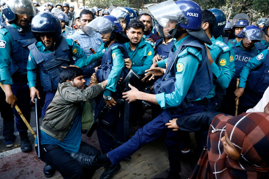 প্রাথমিকের নিয়োগ বাতিল হওয়া প্রার্থীদের পুলিশের লাঠিপেটা