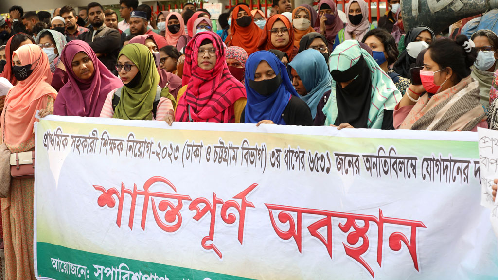 জাতীয় প্রেসক্লাবের সামনে শুক্রবার সকালে নিয়োগ বাতিল হওয়া প্রার্থীরা সমাবেশ করেন। ছবি: আজকের পত্রিকা