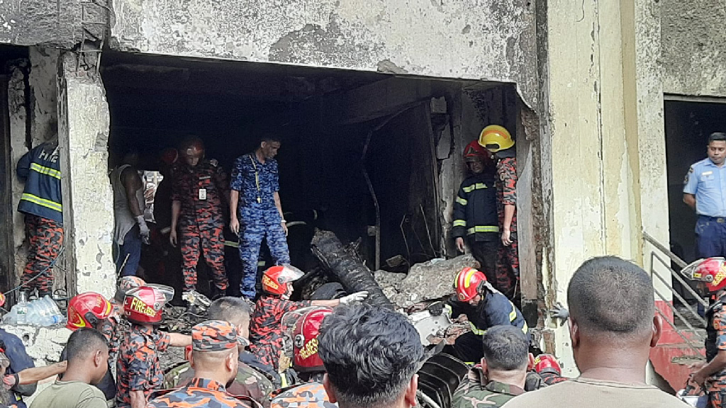 উত্তরায় বিমান বিধ্বস্ত: নিখোঁজ স্কুল শিক্ষার্থীদের বিষয়ে জরুরি যোগাযোগের নম্বর সমূহ