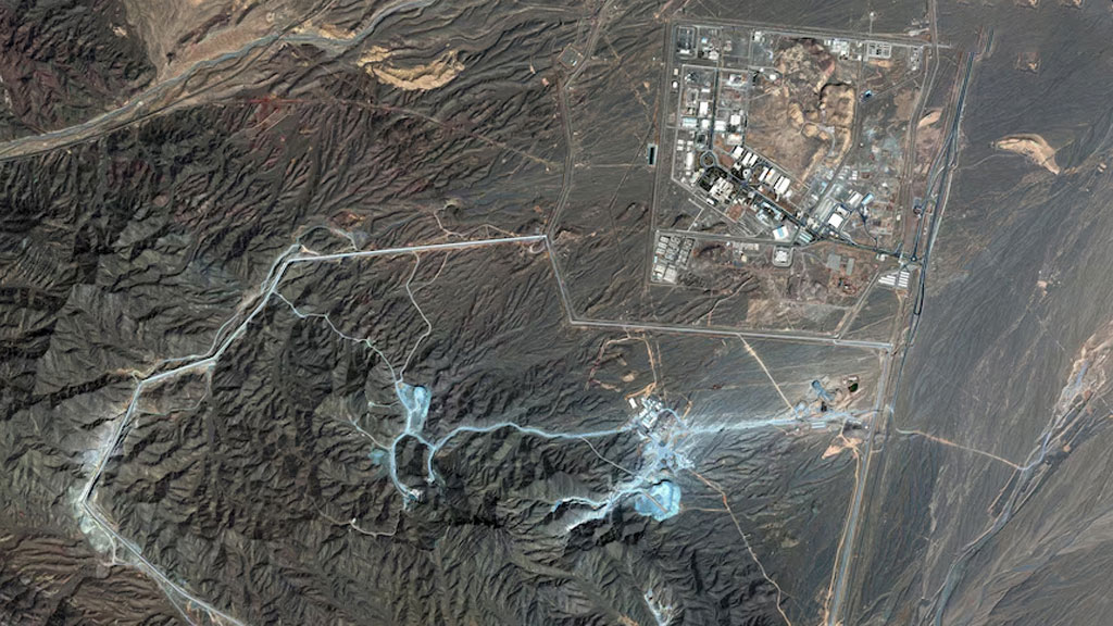 বাঙ্কার বাস্টারেও অভেদ্য ইরানের ‘পিকঅ্যাক্স মাউন্টেন’, সেখানেই কি চলছে পরমাণু সমৃদ্ধকরণ