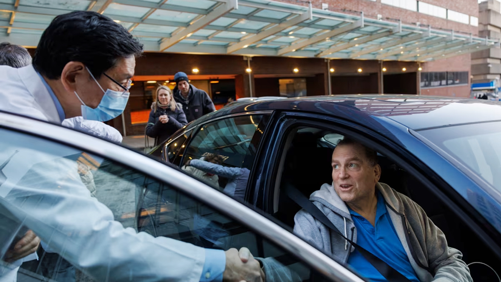 রেকর্ড ২৭১ দিন পর অ্যান্ড্রুজের শরীর থেকে শূকরের কিডনি অপসারণ