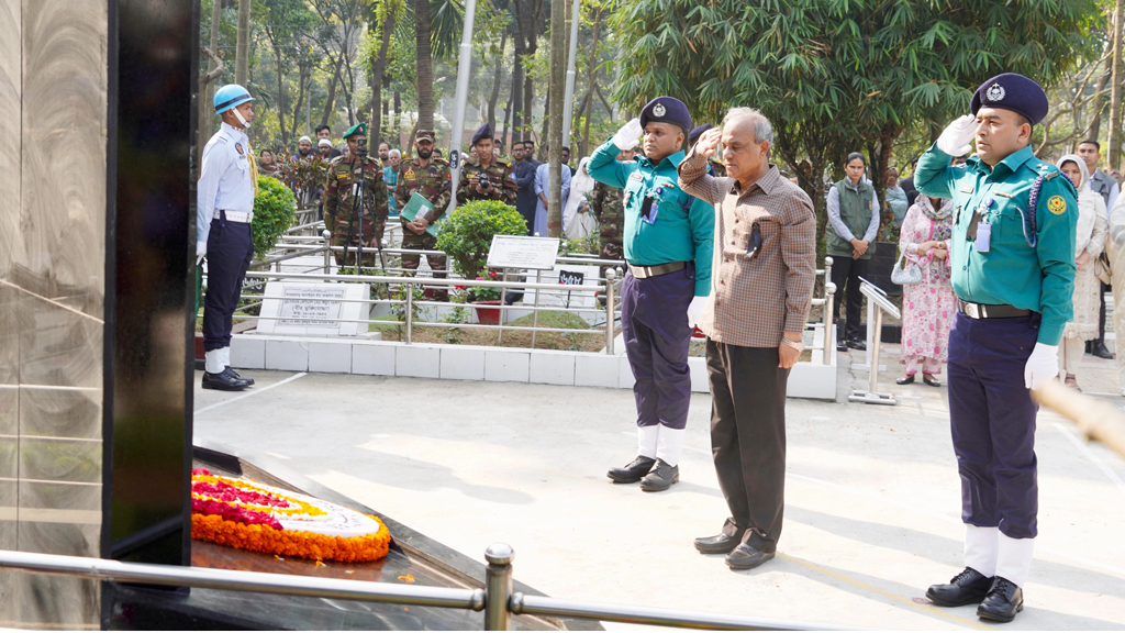 জাতীয় শহীদ সেনা দিবস: বনানী কবরস্থানে স্বরাষ্ট্র উপদেষ্টা ও তিন বাহিনী প্রধানের শ্রদ্ধা